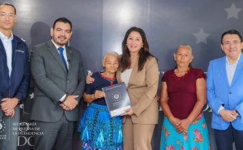 GOBIERNO ENTREGA ESCRITURAS DE PROPIEDAD A FAMILIAS OLVIDADAS EN CIUDAD ARCE LA LIBERTAD.
