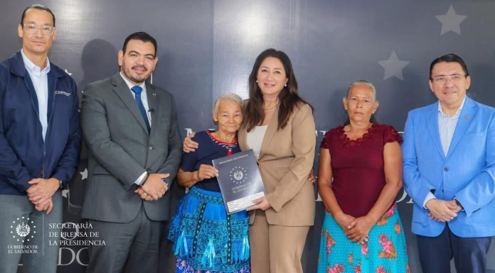 GOBIERNO ENTREGA ESCRITURAS DE PROPIEDAD A FAMILIAS OLVIDADAS EN CIUDAD ARCE LA LIBERTAD.
