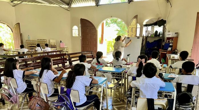 Estudiantes reciben clases en iglesias y casas particulares en Morazan
