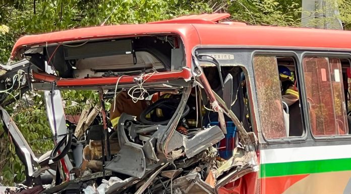 Un muerto y varios heridos deja choque de bus en Morazán.