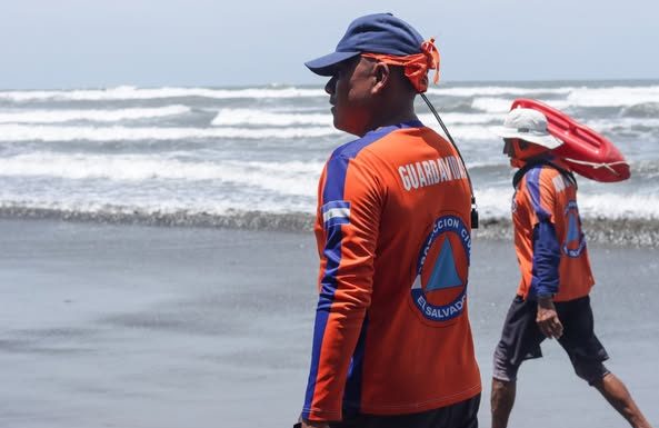 Continua alerta en playas salvadoreñas por mareas altas