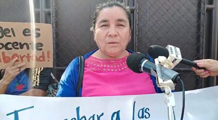 Madre clama libertad de su hijo capturado cuando este ingresó a El Salvador.
