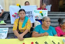 Madres exigen al gobierno prueba de vida de sus hijos presos del régimen de excepción en el marco del Dia Internacional de la Desaparición Forzada.
