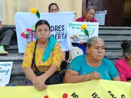 Madres exigen al gobierno prueba de vida de sus hijos presos del régimen de excepción en el marco del Dia Internacional de la Desaparición Forzada.