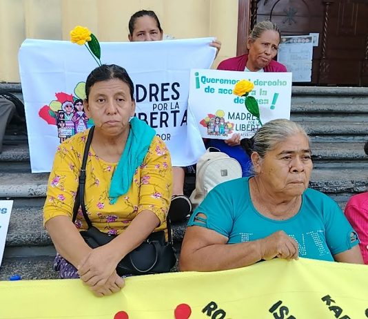 Madres exigen al gobierno prueba de vida de sus hijos presos del régimen de excepción en el marco del Dia Internacional de la Desaparición Forzada.