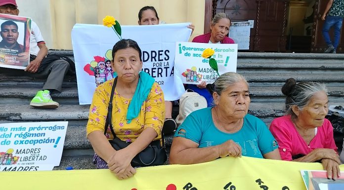 Madres exigen al gobierno prueba de vida de sus hijos presos del régimen de excepción en el marco del Dia Internacional de la Desaparición Forzada.